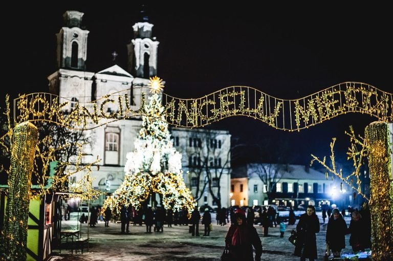 Auksinė šokančių angelų eglė 10