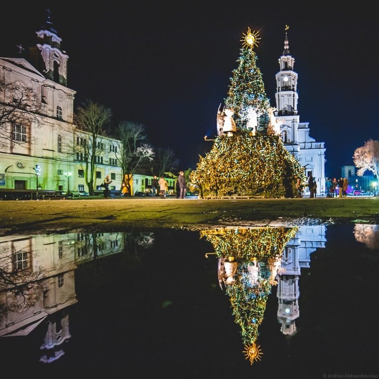 Auksinė šokančių angelų eglė 6