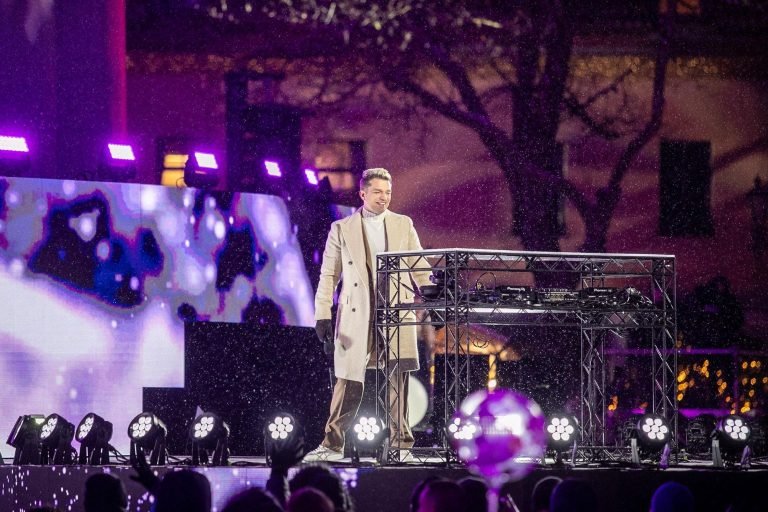 Kaune įžiebta pagrindinė miesto kalėdų eglė žaliaskarė spinduliuoja jaukumu 10