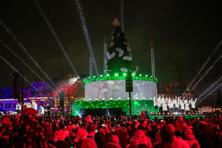 Kaune įžiebta pagrindinė miesto kalėdų eglė žaliaskarė spinduliuoja jaukumu 5