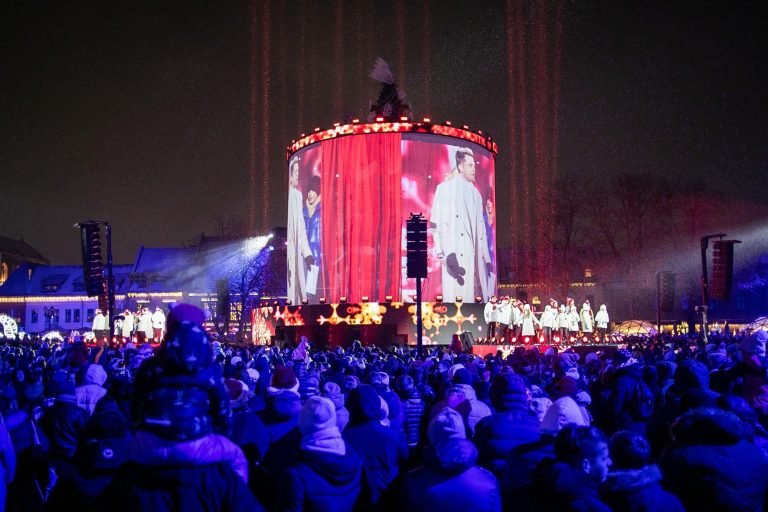 Kaune įžiebta pagrindinė miesto kalėdų eglė žaliaskarė spinduliuoja jaukumu 6